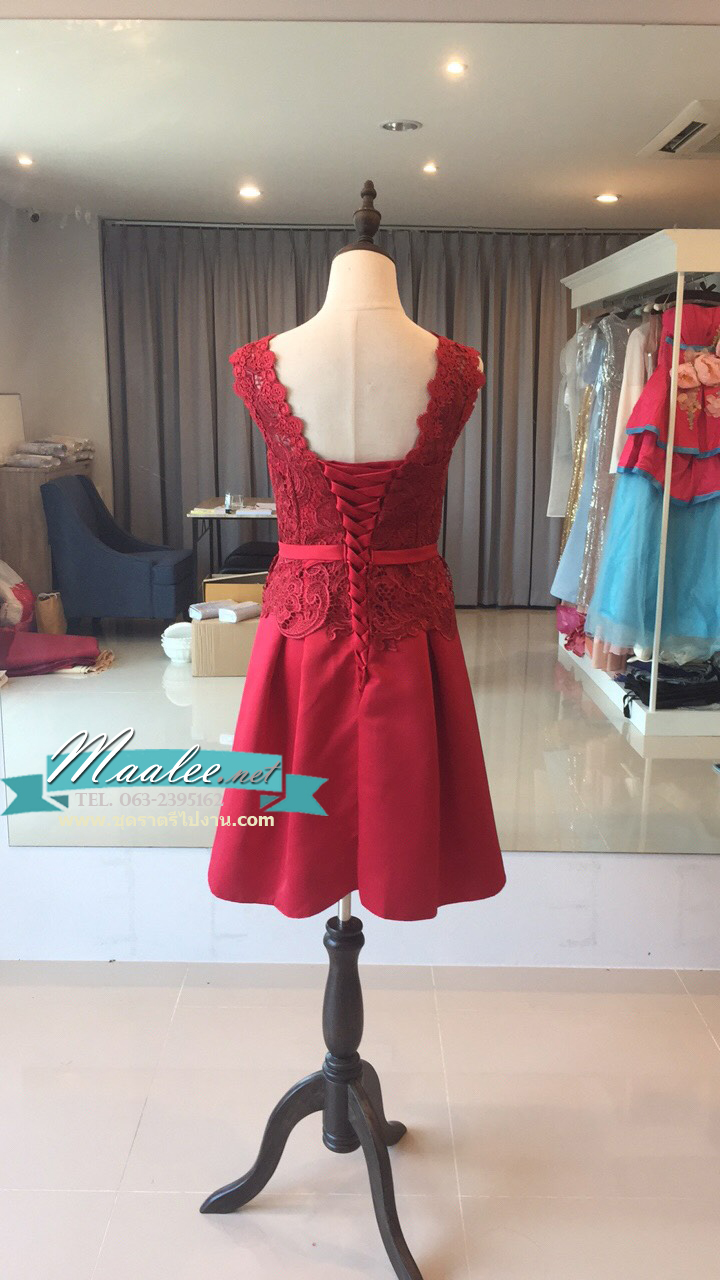 พร้อมเช่า ชุดราตรีสั้น แขนกุด สีไวน์แดง ลูกไม้อย่างดี แต่งโบว์ช่องเอว กระโปรงผ้าซาติน (เชือกผูกหลัง)