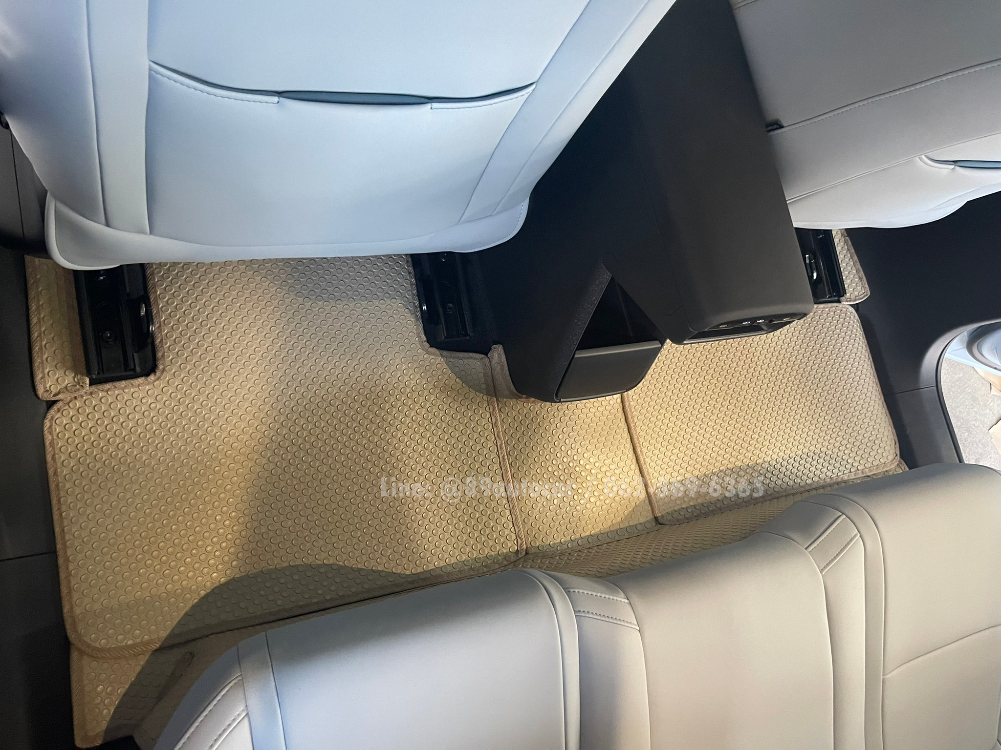 ผ้ายางปูพื้นรถยนต์ Volvo EX30 2024 ปูกระดุมเล็ก PVC สีครีมขอบครีม