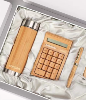 Gift Set (กระบอกสแตนเลสไม้ไผ่ ฝาเกลียวสแตนเลส 450 ml,เครื่องคิดเลขไม้,Wooden Pen 0.7 mm)