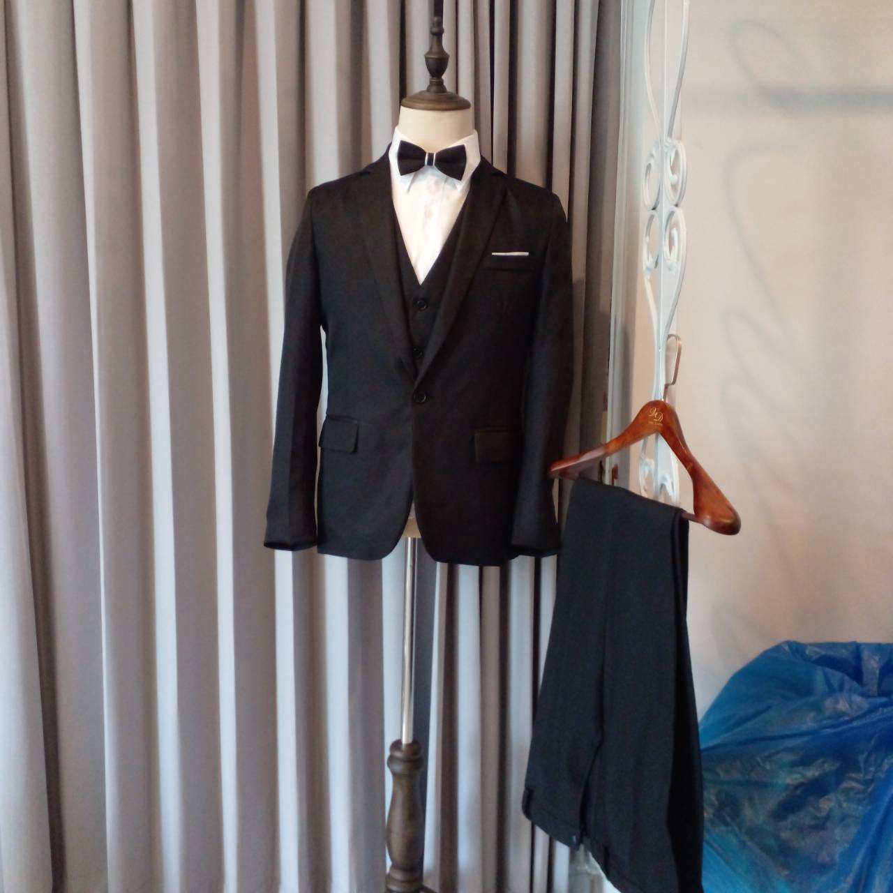 พร้อมเช่า ชุดสูทชาย (สูทแฟชั่น) เนื้อผ้าใส่สบาย สีดำ (มีเสื้อกั๊ก)