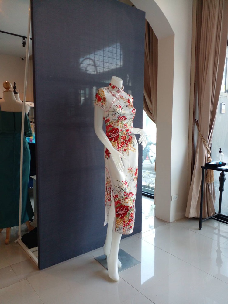 พร้อมเช่า กี่เพ้า สีขาว แขนสั้น ลายดอกไม้ ผ่าข้าง ตัดเย็บอย่างดี