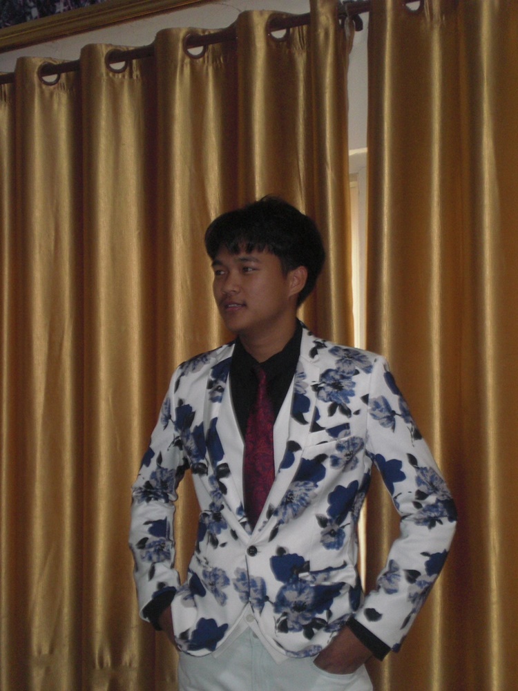 พร้อมเช่า ชุดสูท สูทชาย สีขาว พิมพ์ลายดอกไม้โทนน้ำเงิน แนวแฟนซี (ไม่มีเสื้อกั๊ก)