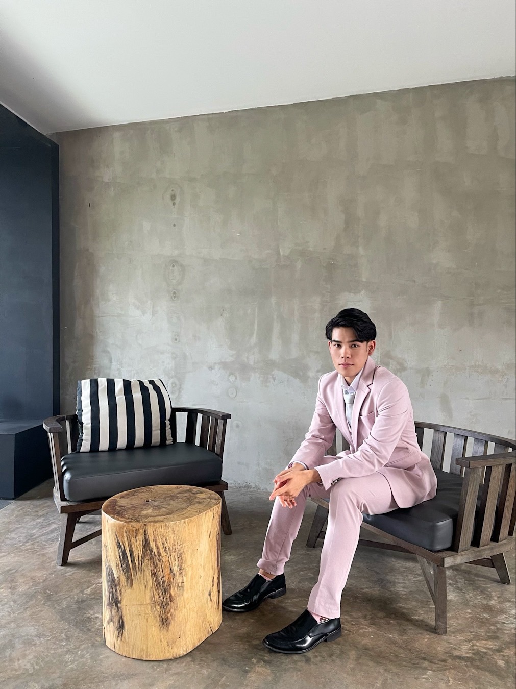 พร้อมเช่า ชุดสูทชาย สีชมพูพาสเทล Pastel Pink ทรงเข้ารูป สไตล์เกาหลี (ไม่มีเสื้อกั๊ก)