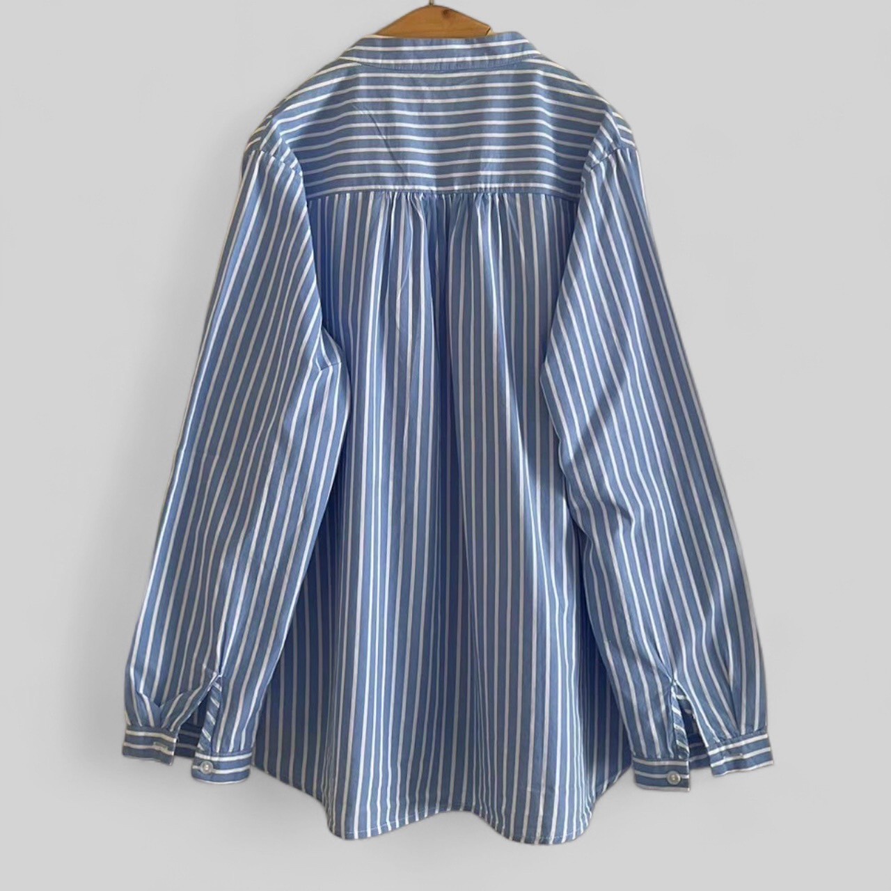 เสื้อผ้าฝ้ายลายทางปักลาย