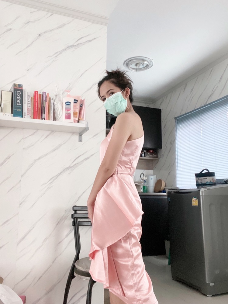 พร้อมส่ง ชุดเดรสสั้น เดรสไหล่เดียว ผ้าดัชเชส แพทเทิร์นเนียบ แต่งระบายสะโพก สีโอโรส