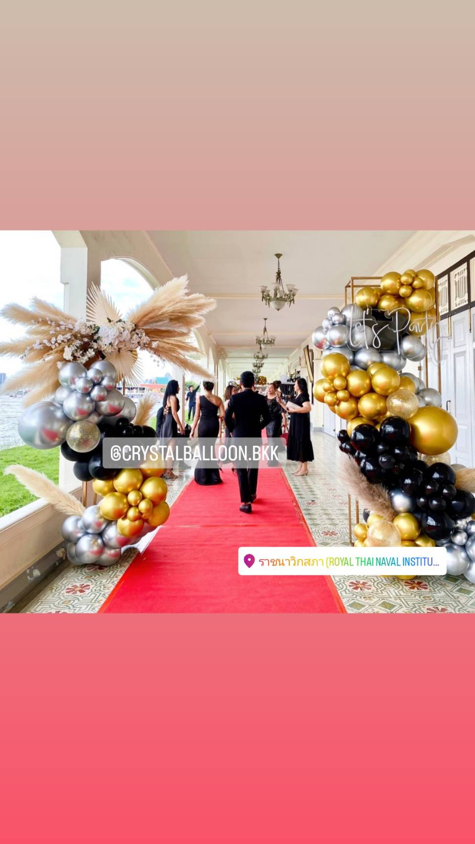 Organic Backdrop Stand 2 ชิ้น Theme ดำ-ทองโครเมี่ยม พร้อม ป้ายตัวอักษรไฟ Let's Party 1 ชิ้น พร้อม ดอกไม้ประดับ พร้อมตกแต่ง สามารถเปลี่ยนสีลูกโป่งได้