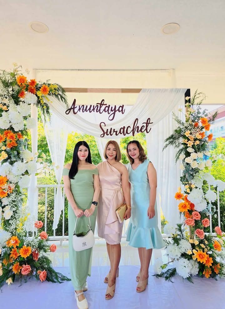 พร้อมเช่า ชุดเดรสสั้น เดรสไหล่เดียว ผ้าดัชเชส แพทเทิร์นเนียบ แต่งระบายสะโพก สีทอง