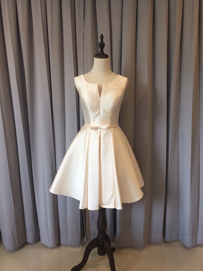 พร้อมเช่า ชุดราตรีสั้น แบบแขนกุด ผ้าซาตินเรียบหรู กระโปรงทรงA แต่งโบว์2ชั้น ช่วงเอว สีครีม Champagne (เชือกผูกหลัง)