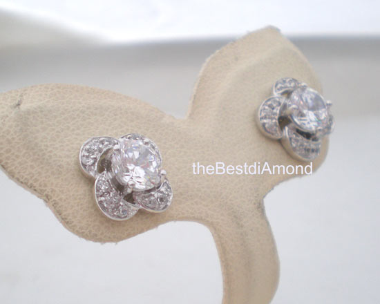 ++BE317RD+ต่างหูเพชรรูปกงจักร++ต่างหูหวานๆ ดูเป็นดอกไม้หรือกงจักรก็ได้ ทำเก๋เพชรเม็ดกลางใหญ่ ครึ่งกะรัต(5 mm)ฝังแบบหนามเตย 4 จุด ล้อมด้วยเพชรเล็กๆ