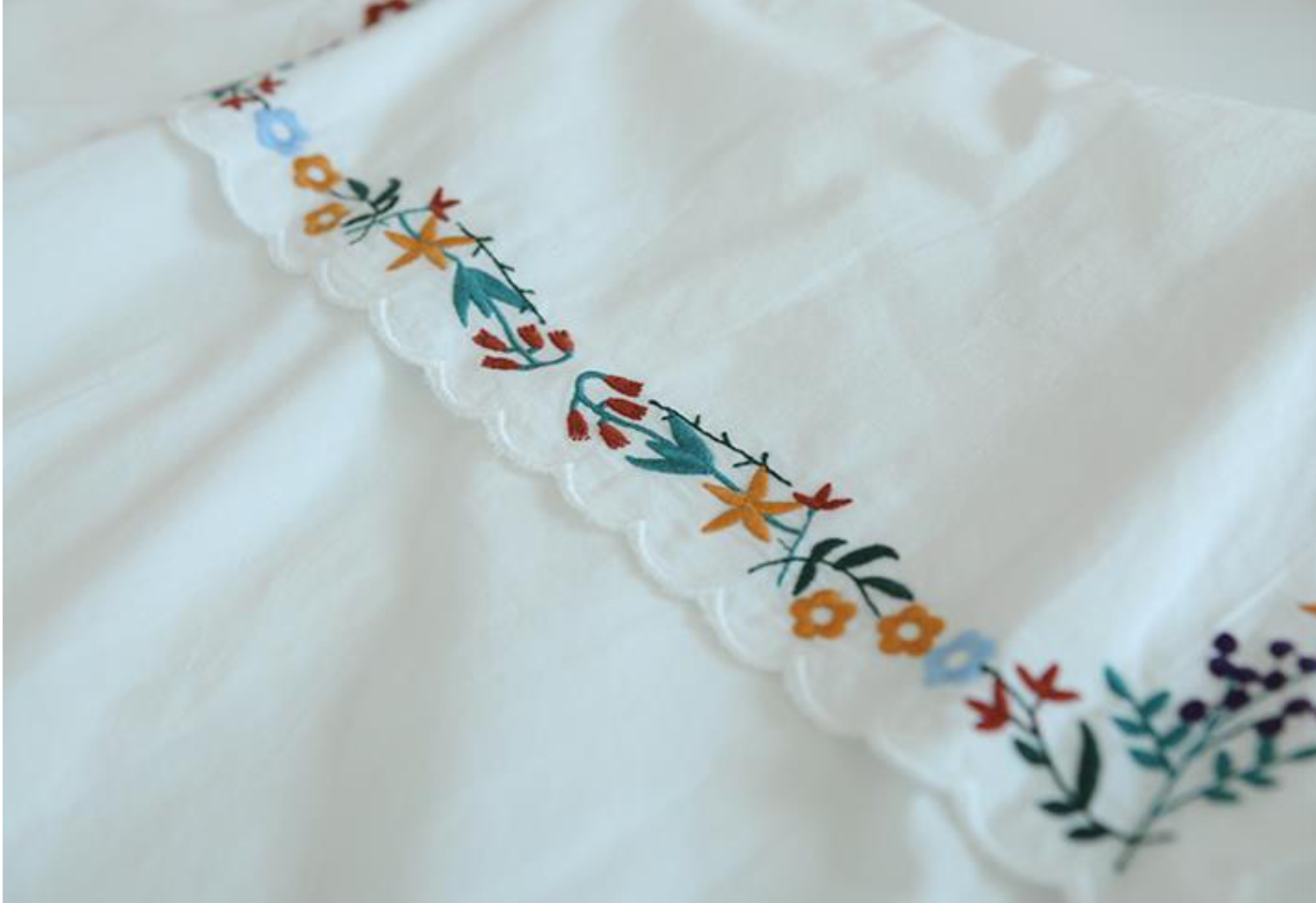 เสื้อผ้าฝายแต่งปกลายปัก
