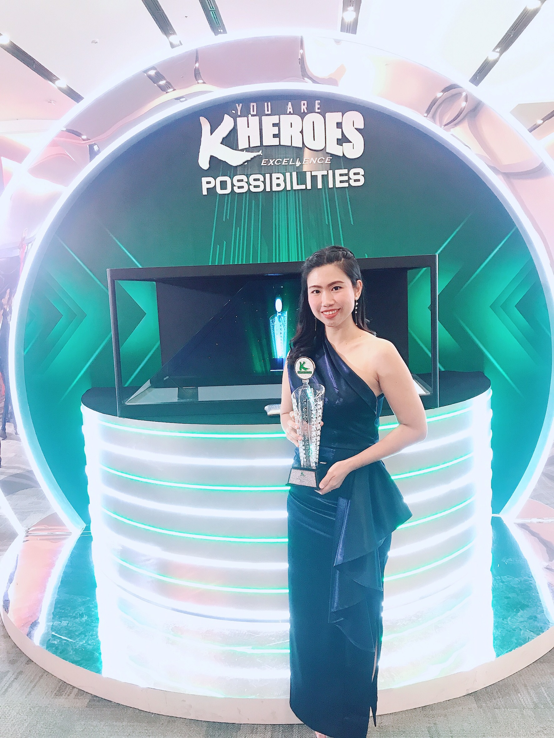 พร้อมเช่า ชุดเดรส เดรสไหล่เดียว ผ้าดัชเชส แพทเทิร์นเนียบ แต่งระบายสะโพก สีกรมท่า