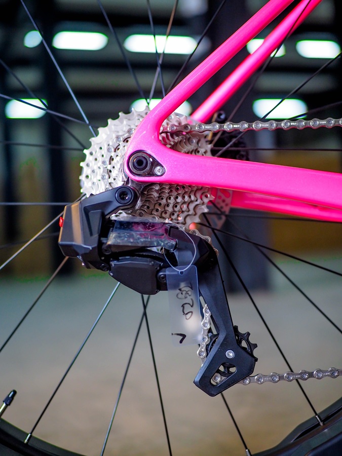 จักรยานเสือหมอบ TWITTER รุ่น R15 Pro ชุดขับเคลื่อน EDS TX 24 sp. (เกียร์ไฟฟ้า) Full Hydraulic เฟรม/ตะเกียบ Full Carbon NEW2024