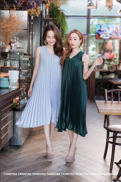 พร้อมเช่า เดรสแขนกุดอัดพลีท ผ้าสวยเงา เนื้อผ้าหนา นิ่ม ใส่สบาย สีกะปิ