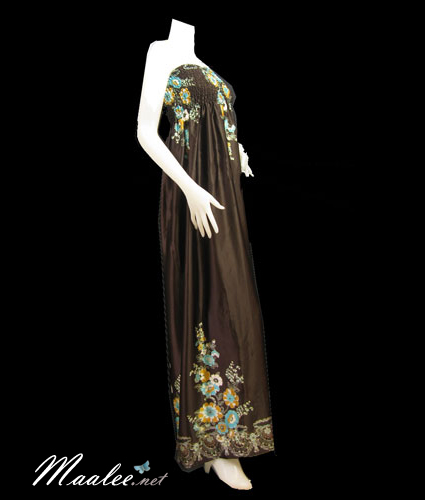 ชุดราตรีเกาะอกยาวผ้าซาตินสีน้ำตาล ลายพิมพ์เถาดอกไม้สีทองสวยหรู