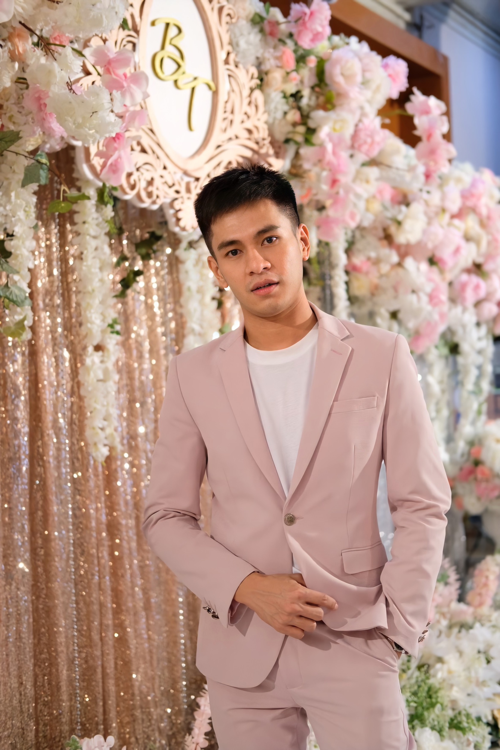 พร้อมเช่า ชุดสูทชาย สีชมพูพาสเทล Pastel Pink ทรงเข้ารูป สไตล์เกาหลี (ไม่มีเสื้อกั๊ก)