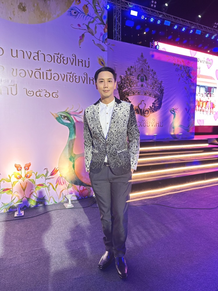 พร้อมเช่า เสื้อสูทชาย สีขาวดำ ปักลายกราฟฟิก กางเกงดำ