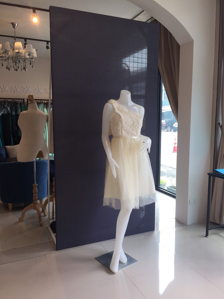 พร้อมส่ง ชุดราตรีสั้น เพื่อนเจ้าสาว แบบ E ไหล่เดียว ดอกไหล่ซ้าย แต่งลูกไม้นูนช่วงอกสวย สีครีม (จับสม๊อกด้านหลัง)