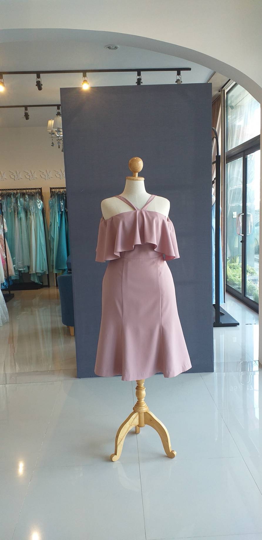 พร้อมเช่า ชุดราตรีสั้น สำหรับสาวอวบ ปาดไหล่ สีชมพู Nude กระโปรงระบายสวย