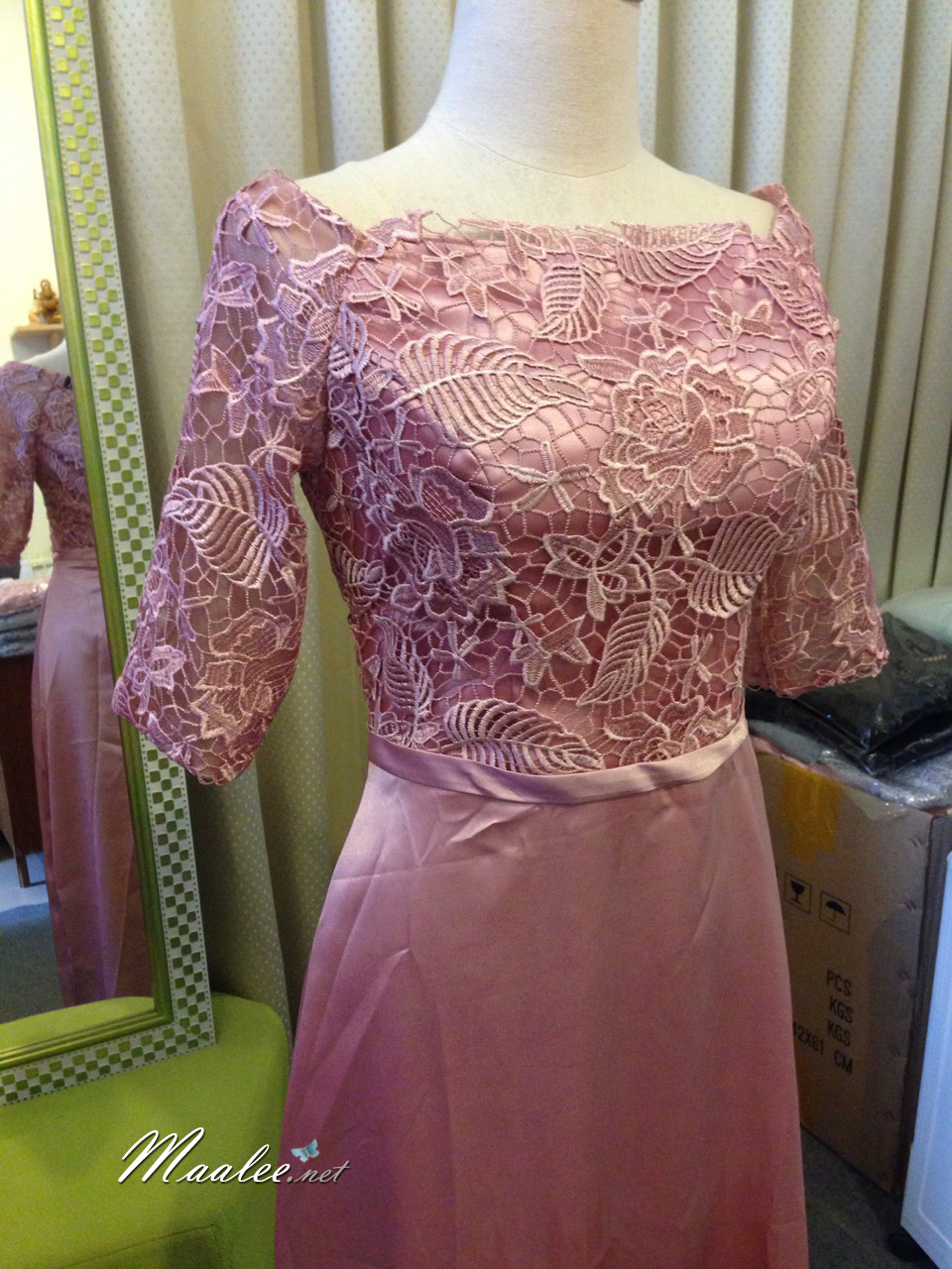 พร้อมเช่า ชุดราตรียาว แบบปาดไหล่ สีชมพูNude ผ้าซาติน แต่งลูกไม้ (เชือกผูกหลัง)