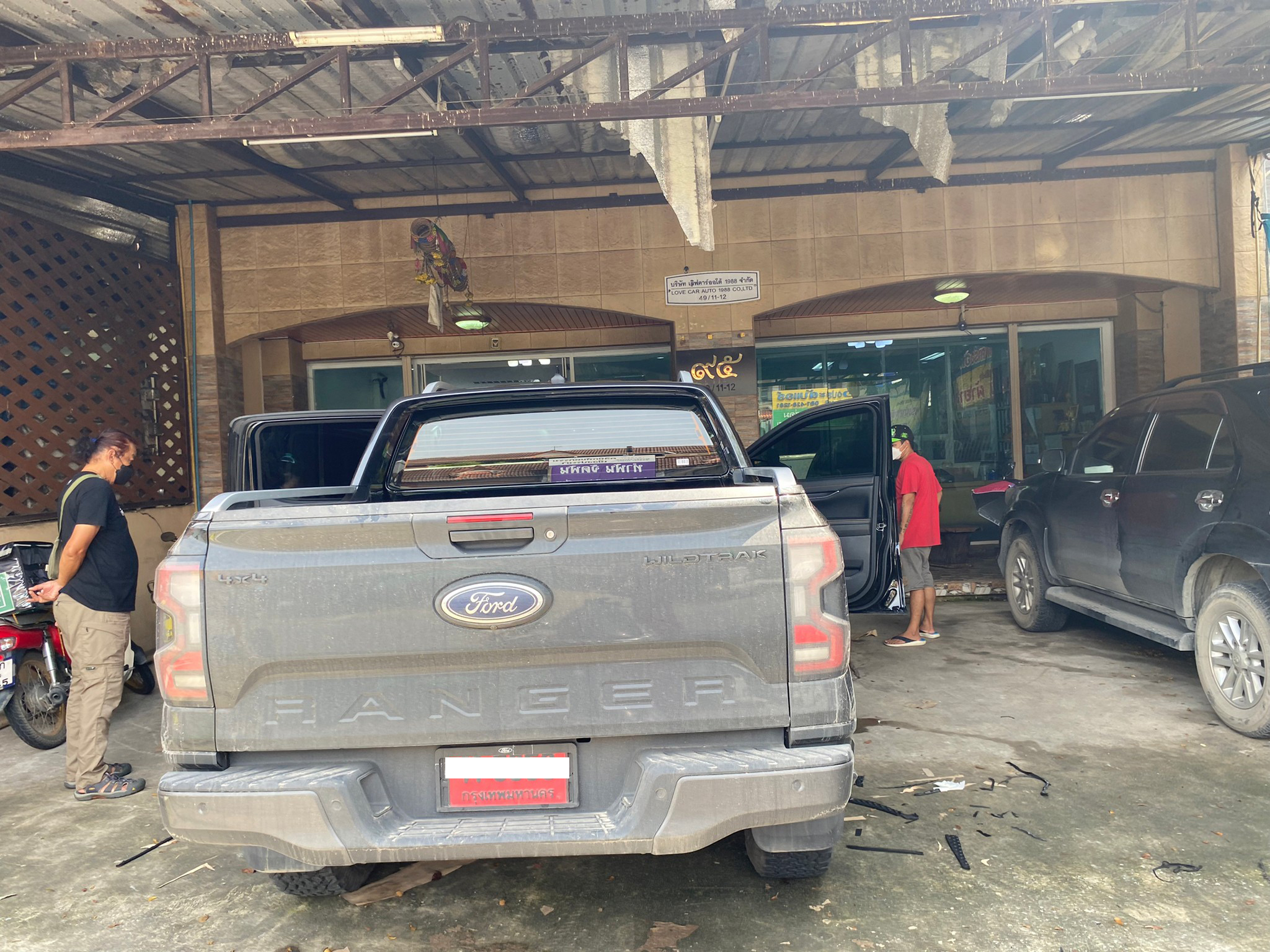 ผ้ายางปูพื้นรถยนต์ Ford Ranger Next gen 4 ประตู 2022-2023 ปูพรมกระดุมสีดำขอบดำ