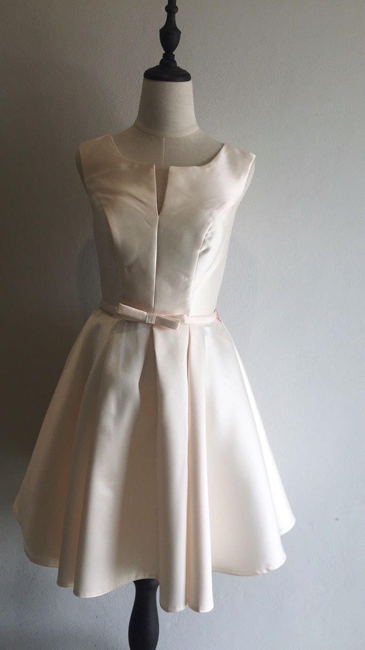 พร้อมเช่า ชุดราตรีสั้น แบบแขนกุด ผ้าซาตินเรียบหรู กระโปรงทรงA แต่งโบว์2ชั้น ช่วงเอว สีครีม Champagne (เชือกผูกหลัง)