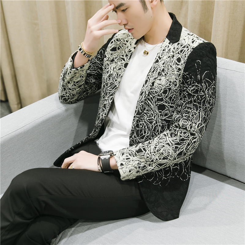 พร้อมเช่า เสื้อสูทชาย สีขาวดำ ปักลายกราฟฟิก กางเกงดำ