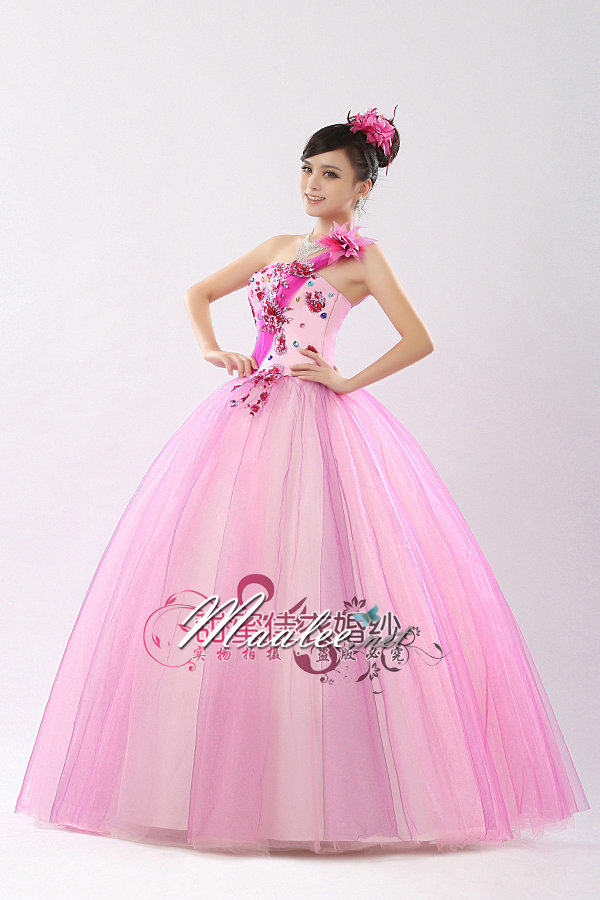 พร้อมเช่า ชุดแฟนซี ชุดราตรียาว ไหล่เฉียง สีชมพูหวาน ปักเลื่อมสีอัญมณี