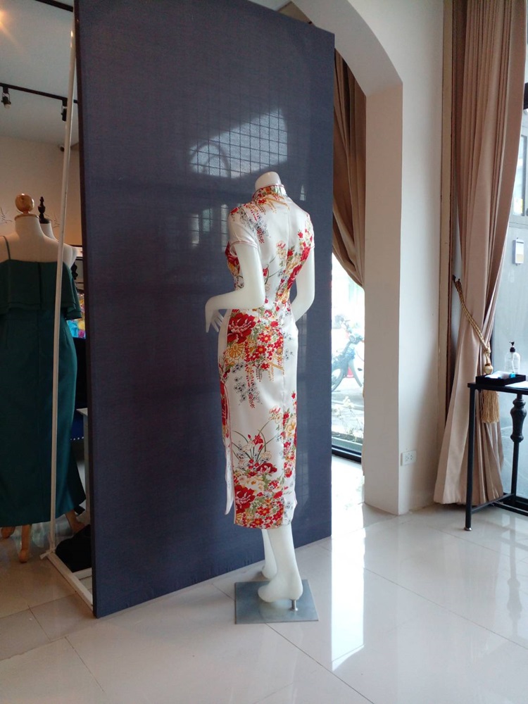 พร้อมเช่า กี่เพ้า สีขาว แขนสั้น ลายดอกไม้ ผ่าข้าง ตัดเย็บอย่างดี