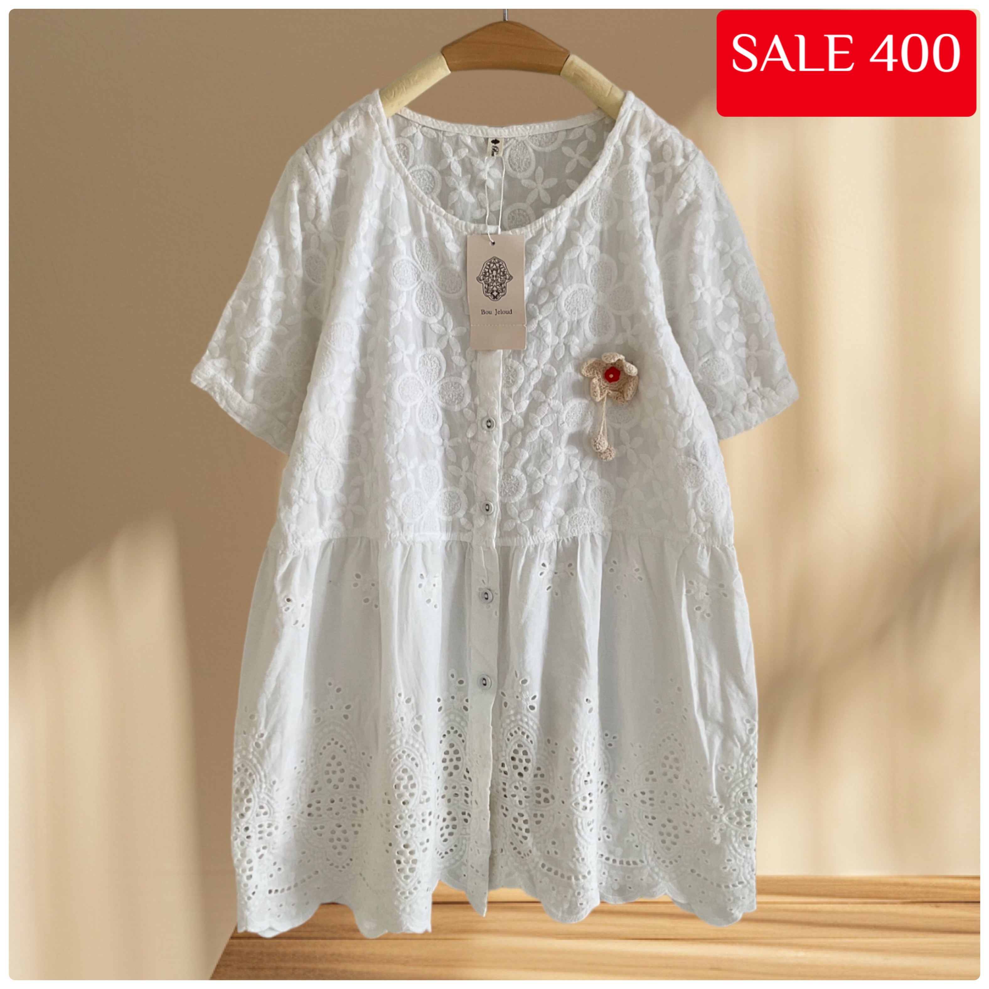 เสื้อผ้าลูกไม้อต่งเข็มกลัดดอกไม้
