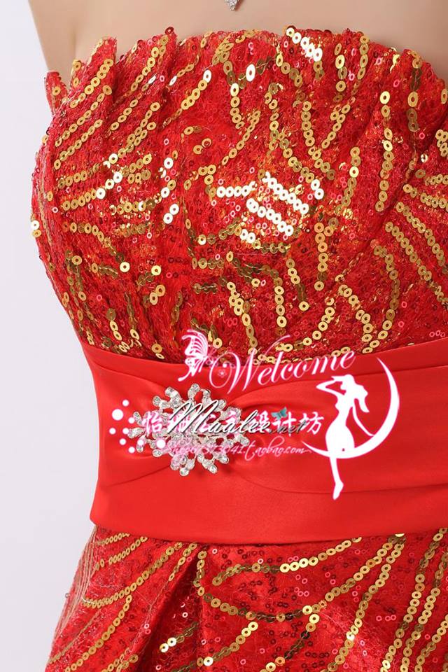 พร้อมเช่า ชุดแฟนซี ชุดราตรียาว เกาะอก สีแดง เนื้อผ้าปักเลื่อมสวย แต่งคริสตัลและโบว์ที่เอว