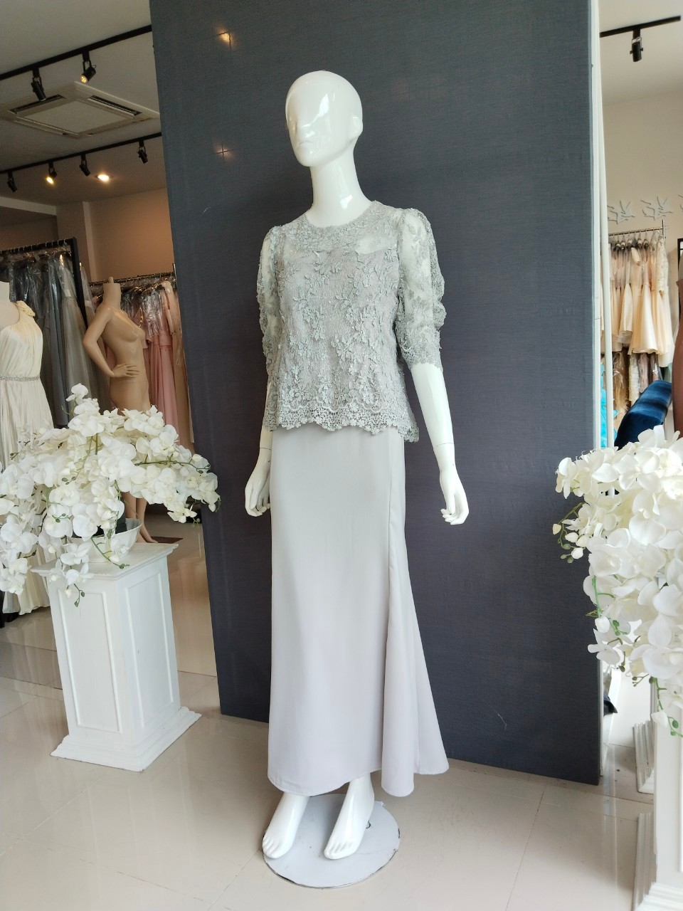 พร้อมเช่า ชุดเสื้อลูกไม้ คอกลม สีเทา แขนตุ๊กตาสามส่วน กระโปรงทรงหางปลา