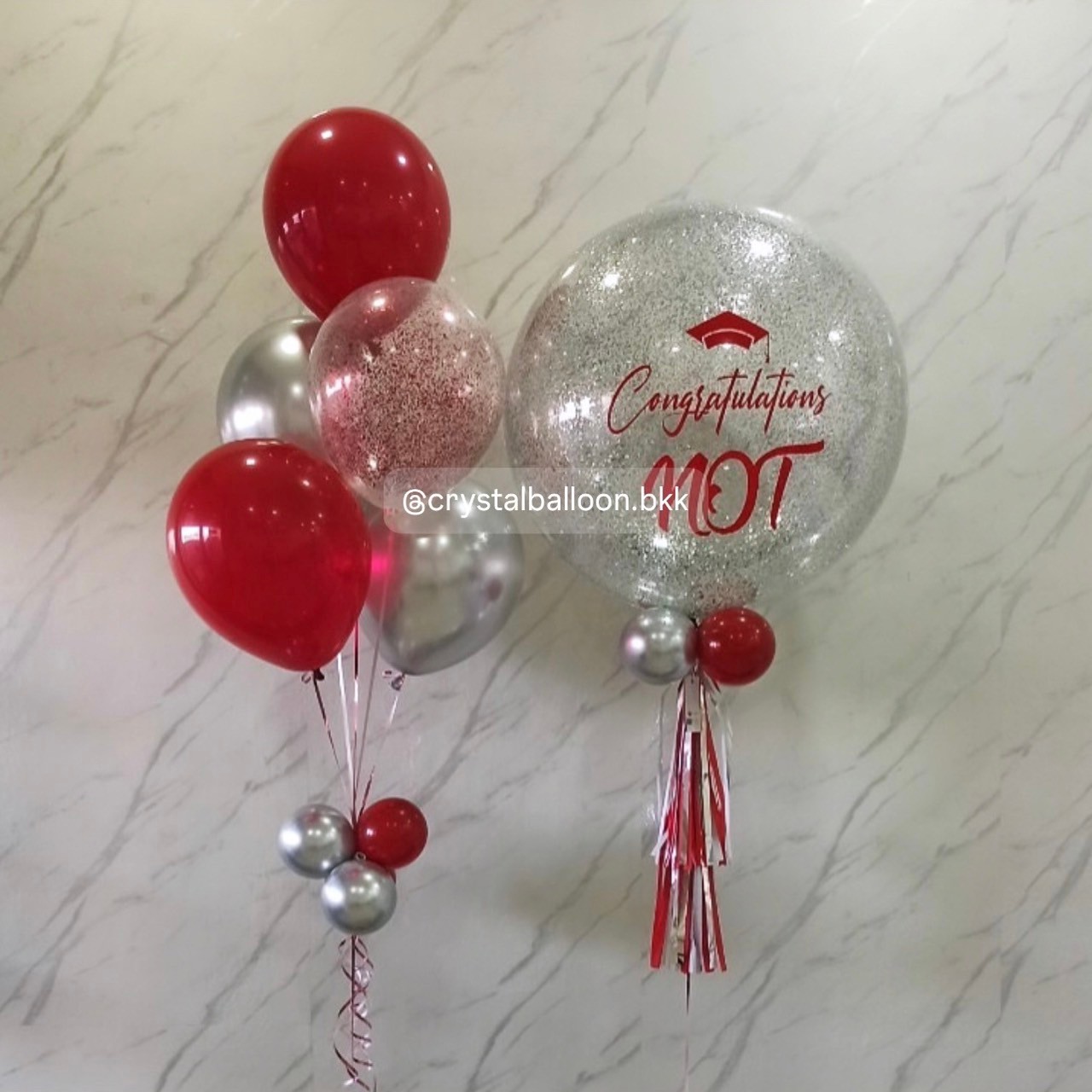 ลูกโป่ง รับปริญญา Bubble ขนาด 24" กลิตเตอร์สีเงิน 1 ลูก พร้อม ช่อลูกโป่ง ช่อ 5 ลูก 1 ช่อ สีแดง/เงินโครเมี่ยม ลูกโป่งใส ใส่กลิตเตอร์สีแดง พร้อมตกแต่ง สามารถเปลี่ยนสีลูกโป่ง/เปลี่ยนข้อความ/เปลี่ยนขนาดได้