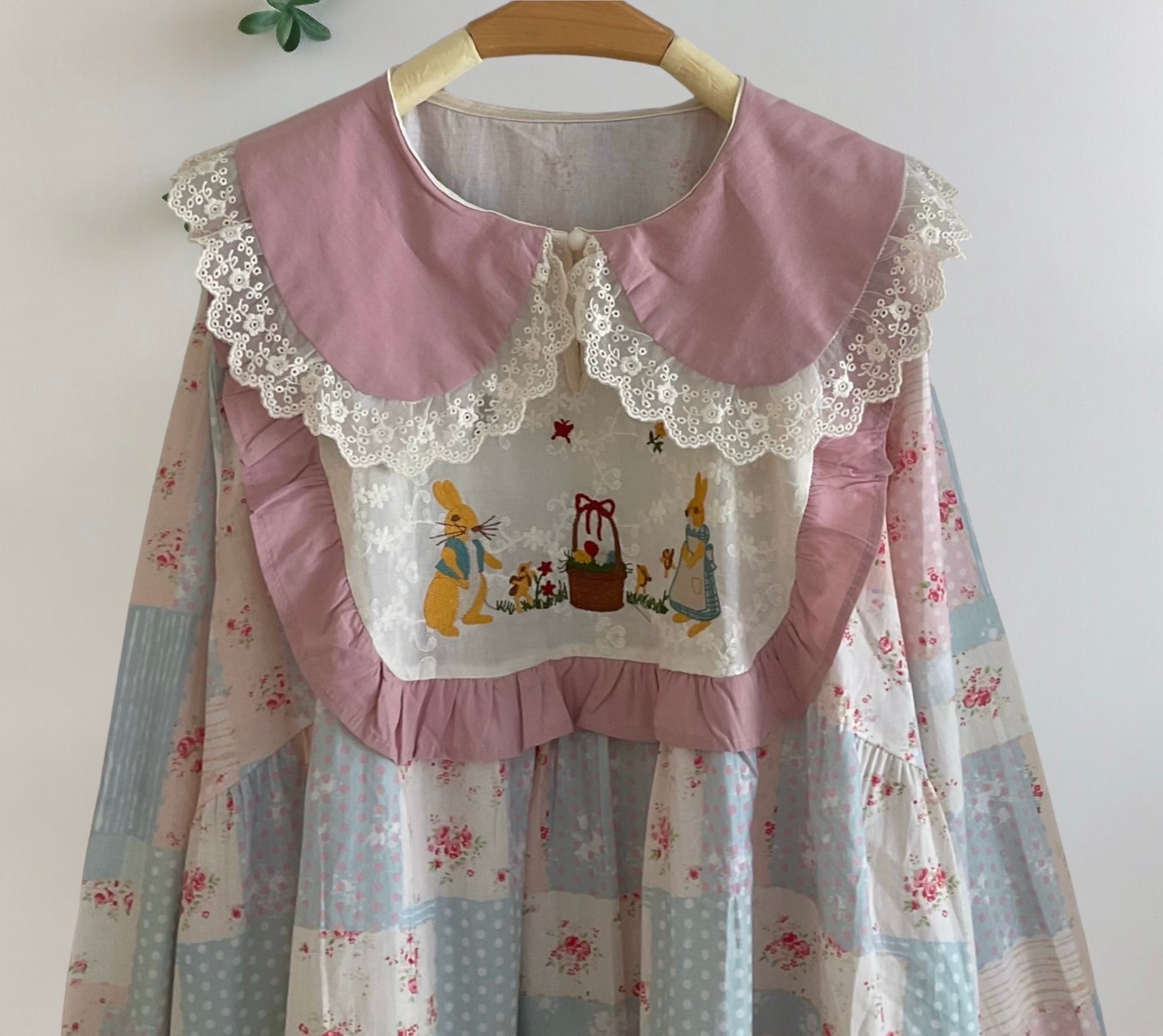 เสื้อคอบัวแต่งผ้าลูกไม้ลายปัก