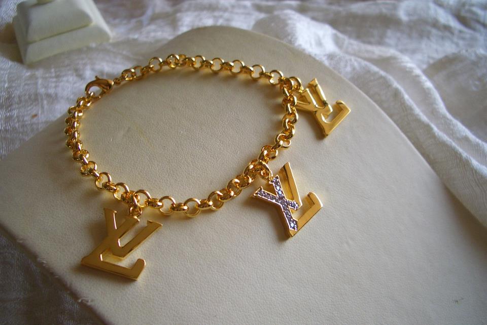 ชื่อสินค้า: CL012+++สร้อยข้อมือ LV ตุ้งติ้งน่ารักมากๆๆๆ+++ลายสร้อยคล้ายๆลายผ่าหวาย น่ารักสุดๆ มีตัว LV ห้อย 3 อันเป็นส่วนตุ้งติ้ง ดูดี ทันสมัย