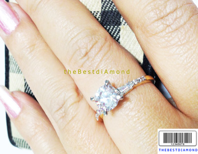 BR718+++แหวนชู 1.25 กะรัต แหวนชูแบบหรูๆ ตรงกลางเพชรกลมยกสูง ด้านข้างใช้เพชรคางหมู และ เพชรกลม แบบลงตัว เรียบ หรู เพชรสวยมากๆๆ