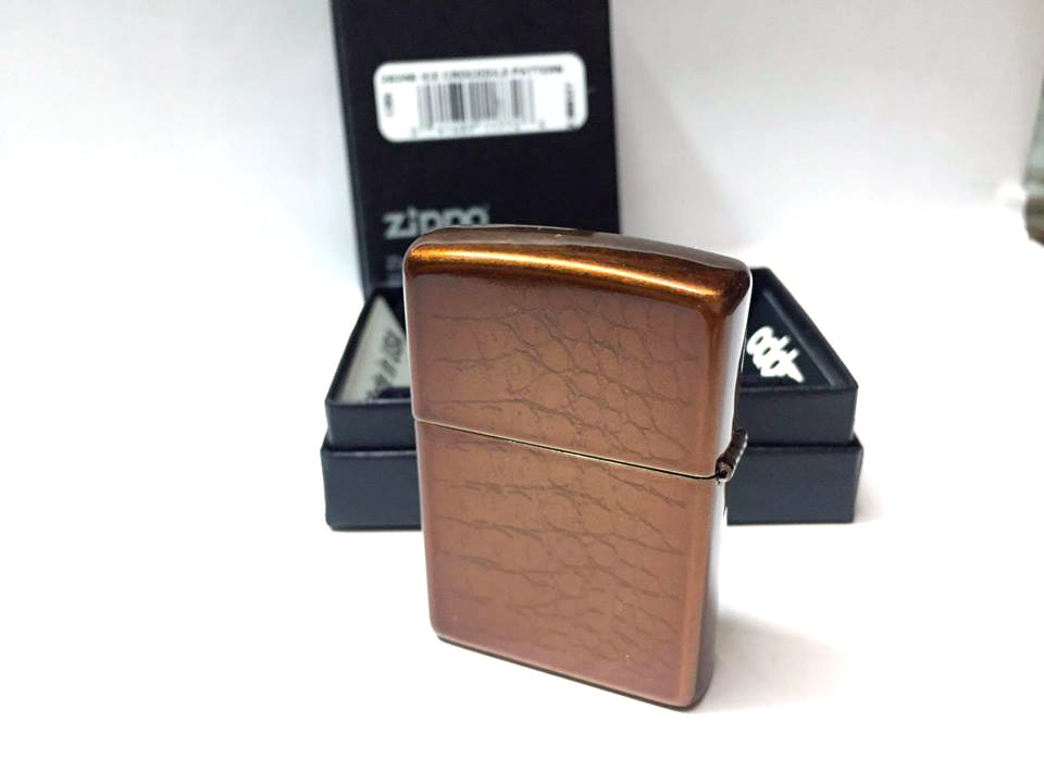 ไฟแช็ค Zippo แท้ ลวดลายหนังจรเข้ทองแดง "Zippo 29246 Alligator Skin, Toffee" แท้นำเข้า 100%