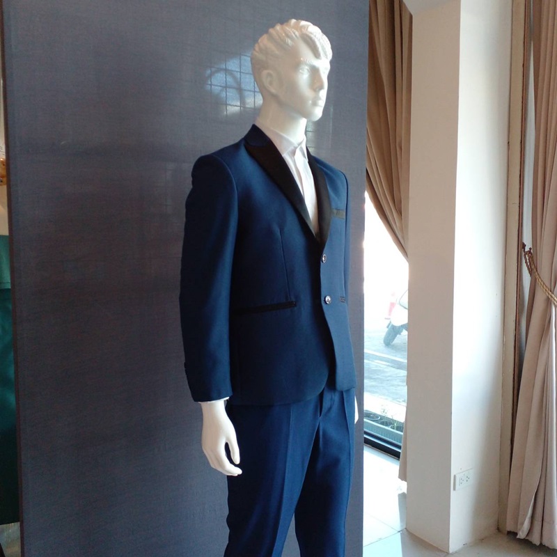 พร้อมเช่า ชุดสูทชาย สีน้ำเงิน แต่งปกสีดำ 2 กระดุม เนื้อผ้าเนี้ยบ