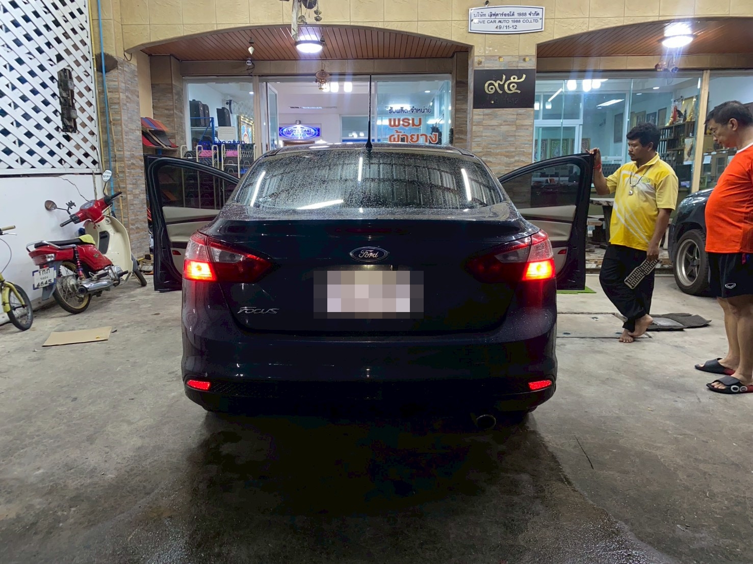 พรมปูพื้นรถยนต์ Ford Focus 2012 ปูพรมVVIP ด้ายคู่ สีดำด้ายทอง เสริมพรมดักฝุ่น สีเทา เข้ารูป