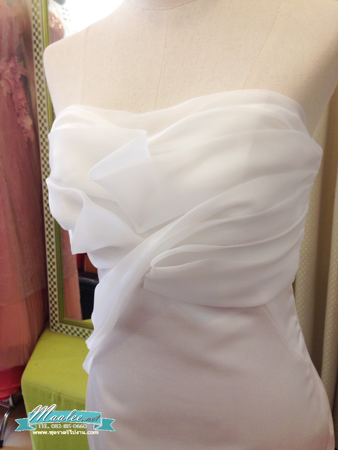 พร้อมเช่า ชุดเจ้าสาว/เพื่อนเจ้าสาว ราตรียาว แบบเกาะอก ทรงหางปลา สีแดง เรียบหรู แต่งผ้าแก้วช่วงอก กระโปรงผ้าซาติน ชายยาว (เชือกผูกหลัง)