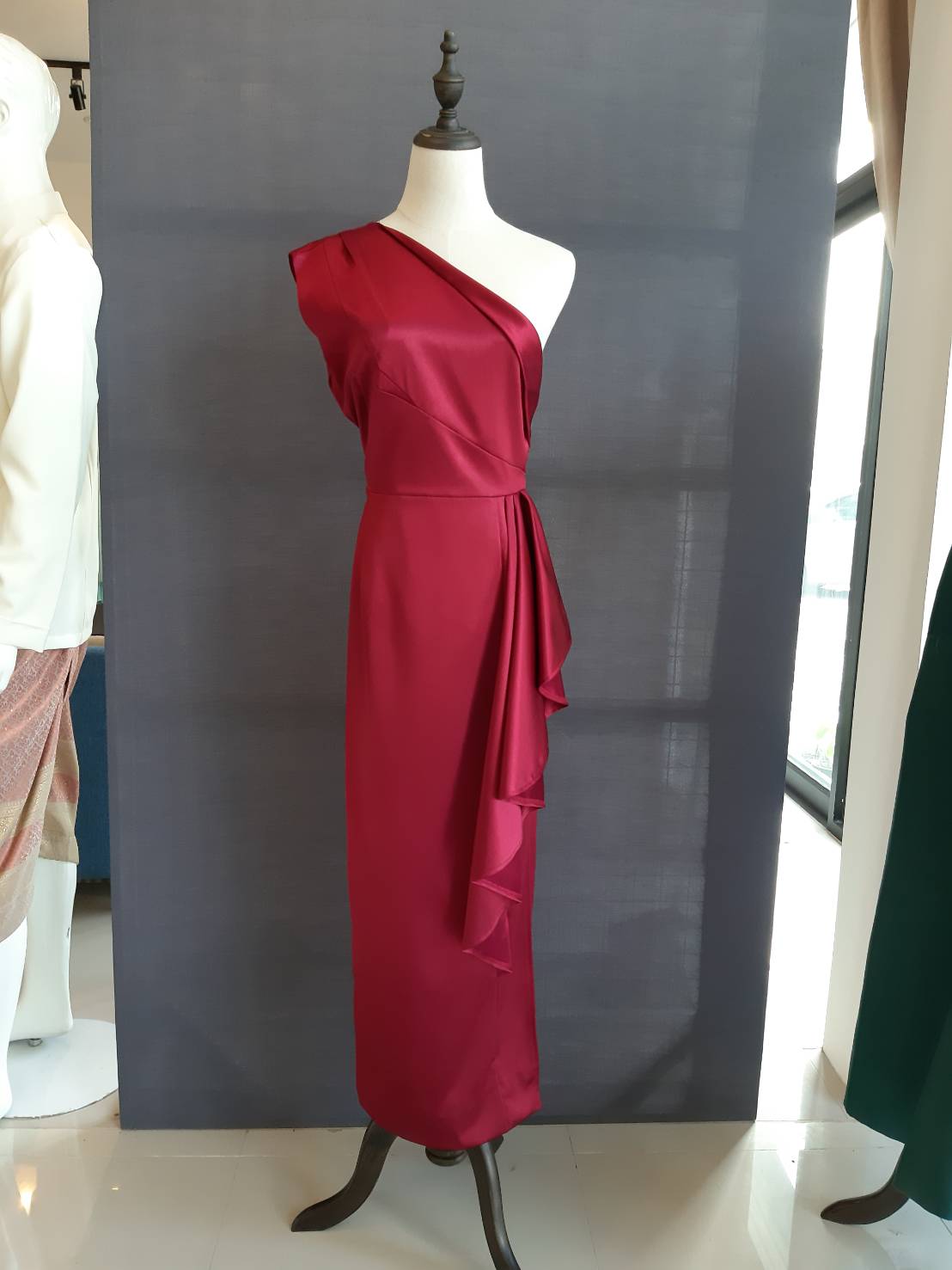 พร้อมเช่า ชุดเดรส เดรสไหล่เดียว ผ้าดัชเชส แพทเทิร์นเนียบ แต่งระบายสะโพก สีฟ้าอมเทา