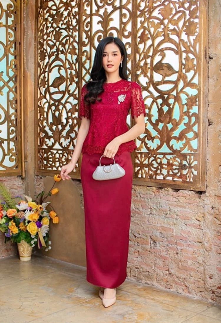 พร้อมเช่า ชุดไทยคุณแม่ เสื้อลูกไม้ ผ้าซิ่น แยกชิ้น เรียบหรู สีไวน์แดง