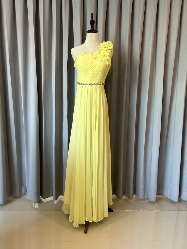 พร้อมเช่า ชุดราตรียาว ไหล่เดียว ผ้าชีฟองคาดเพชรที่เอว แต่งดอกสวย สีเหลือง