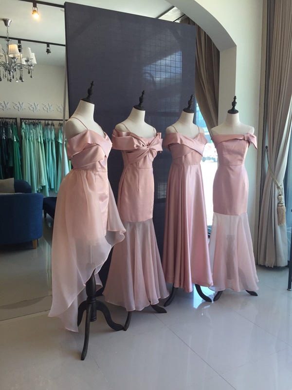 พร้อมเช่า ชุดราตรียาว สีโรสโกลด์ ปาดไหล่แต่งโบว์ ระบายผ้าแก้ว