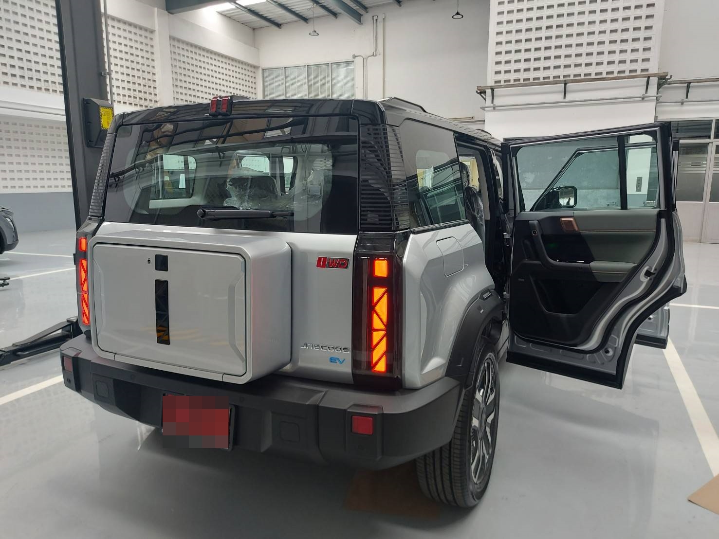 พรมปูพื้นรถยนต์ Omoda Jaecoo6 EV (โอโมด้า เจคลู 6 อีวี) ปูพรมVVIP สีดำด้ายน้ำเงิน เต็มคัน