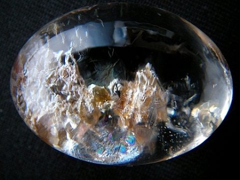 QU0010 QUARTZ น่าจัดอยู่ในสามกษัตริย์มังคละ มีเป็กทองคละด้านใน พบรอยรานใต้ก้นแก้ว ขนาดเม็ดแก้ว 20.61x27.85x14.92 mm. นน. 58.48 ct. ขายแล้ว