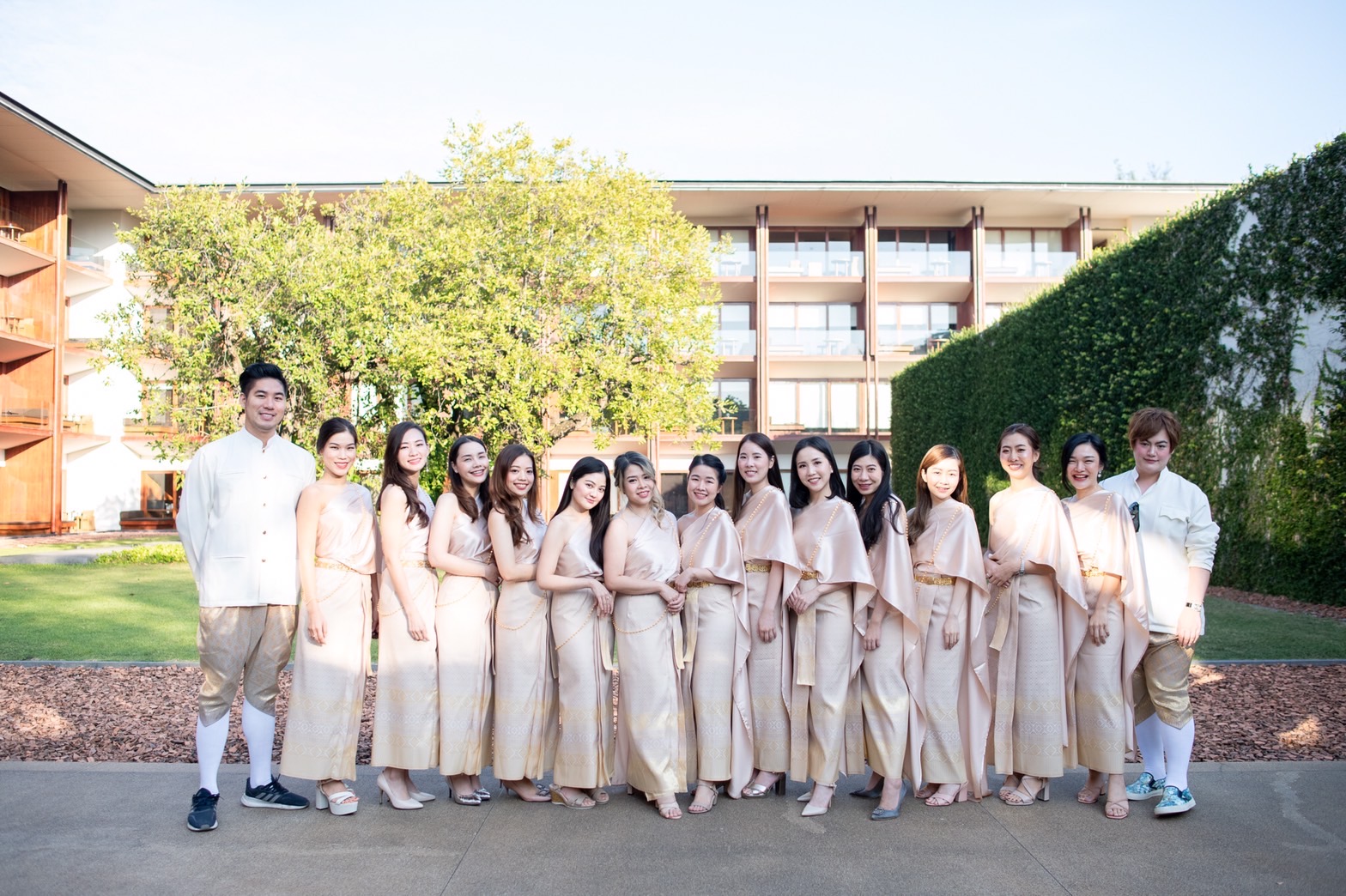 เช่า ชุดไทย ชุดเพื่อนเจ้าสาว ชุดไทยผ้าถุงสีครีมทอง สไบสีครีมแชมเปญ