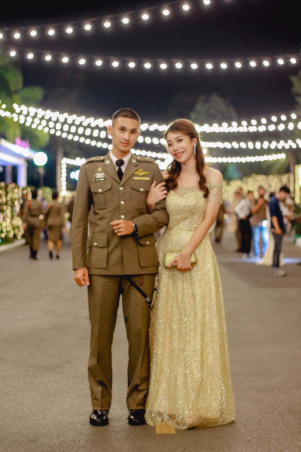 พร้อมเช่า ชุดราตรียาว แบบไหล่ปาดแขนสั้น สีทอง แต่งเม็ดกากเพชรทั้งชุด มาพร้อมเข็มขัดรูปใบไม้สีทอง หรูมาก