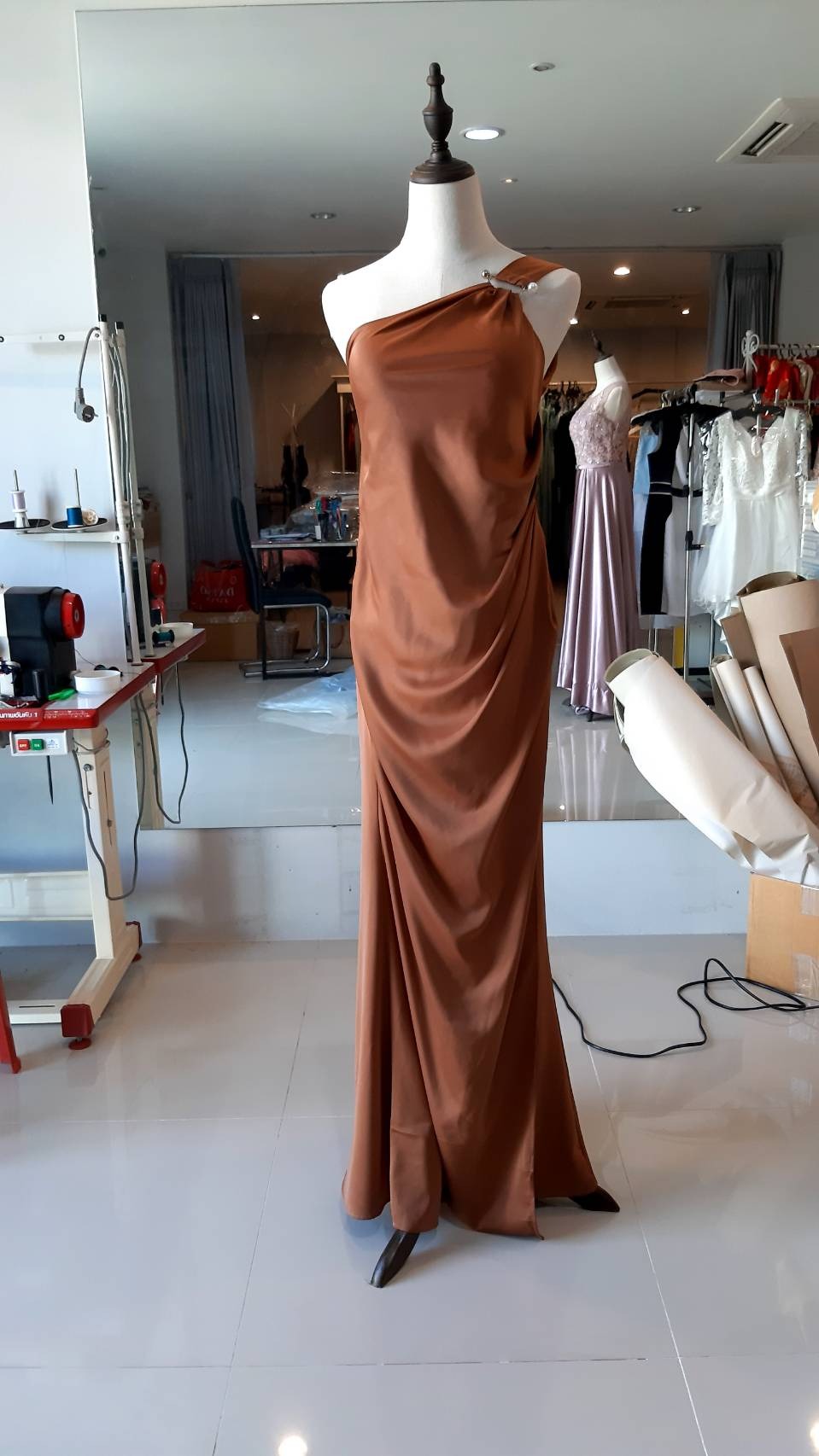 พร้อมเช่า ชุดราตรียาว ชุดเดรส ไหล่เฉียง จับเดรปหน้า สีส้มอิฐ สีน้ำตาล สีเบจ (เฉพาะ S,M)
