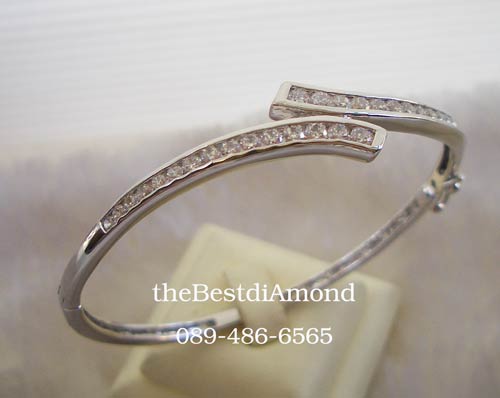 BB035RD+++กำไลแถวแบบเกย+++กำไลน่ารักๆๆๆ เป็นแถวมาเกยกัน เรียบ แต่ดูดี ใส่ติดข้อมือได้เลย หรูหราพอสมควร มีดีไซน์ งานเรียบร้อย เพชรสวยมากๆ