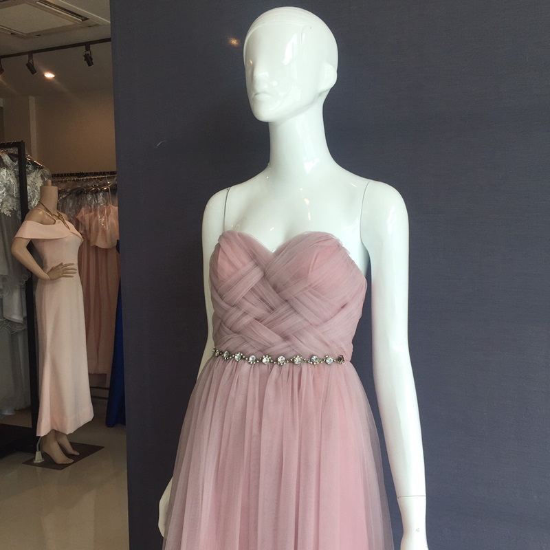 พร้อมเช่า ชุดราตรียาว เกาะอกผ้าตาข่าย ทรงเจ้าหญิงน่ารักมาก (เชือกผูกหลัง)